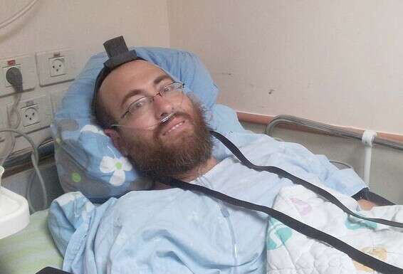 אלעד לבי"א בבית החולים, לפני ניתוח הוצאת הכליה. "זה צעד שהופך בשנים האחרונות יותר ויותר נורמטיבי"