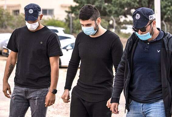 "הוא אמר לנו: 'אתן צריכות להגיד לי מה היה לבן שלי, לא אני'". האב יעקב יוסובוב (במרכז) מוקף שוטרים אחרי הלוויית בנו