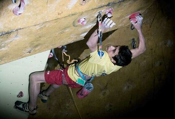 "תמיד אהבתי לטפס על כל דבר, פשוט נולדתי קוף". כנער על קיר הטיפוס