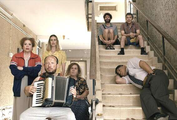 עם צוות הסדרה "שקופים". "אין שם פוליטיקלי קורקט, הפוך. התמוגגנו במהלך הצילומים, ממש חגגתי" // צילום: איציק פורטל