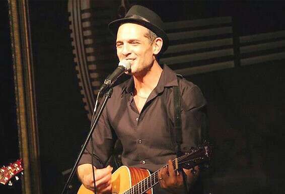 במופע שהוא מעלה בבית פרטי. "ניצחתי בעצם זה שיצאתי לדרך. אני מנצח כל הזמן, בדברים הקטנים של החיים" / צילום: נועה רביץ ל"מסטיק שיווק והפקות"