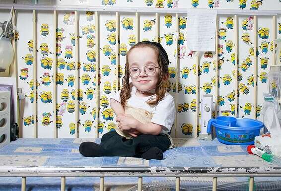 "אני אוהב אקטואליה. קורא עיתונים". חזקי במיטת בית החולים המשופצת שבה הוא ישן בביתו // צילום: עופר חן