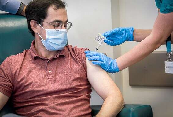 המתחסן הראשון בניסוי נגד קורונה בהדסה עין כרם // צילום: אורן בן חקון