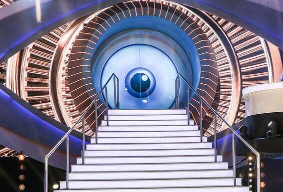 "ידוע למשתתף כי למשך עד 14 ימים לפני הכניסה לבית האח הגדול, הוא ישהה במקום ובתנאים שייקבעו על ידי מערכת התוכנית, כולל אפשרות לבידודו מהעולם החיצון". הכניסה לבית "האח הגדול" // צילום: אורן בן חקון