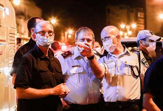 "הוא הביט במפגינים בצער". ידיד עם מ"מ המפכ"ל הקודם, ניצב מוטי כהן, בהפגנה בבלפור // צילום: אורן בן חקון