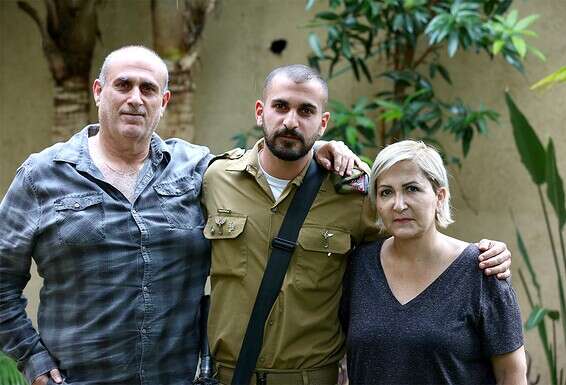 "כל הזמן אמרתי, 'אין מצב, אין מצב'. לא ייתכן שילד כזה חכם, מבית טוב, יגיע למצב שבו הוא עצור על סחר בסמים". עם הוריו, רחל ויוסי // צילום: אורן כהן