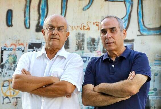 "לא מופרך לחשוש שמישהו ינסה לקחת החוק לידיים". בן הרוש (מימין) ונפתלי במקום הרצח // צילום: אורן כהן