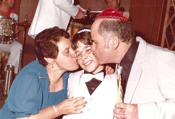 קובי בבר המצווה, עם רחל ואביו, ז'וז'ו ז"ל. "קליטת התוניסאים בישראל היתה קלה יותר מאשר עדות אחרות מצפון אפריקה, כי באנו יותר כפופים מההתחלה" // צילום: מהאלבום הפרטי