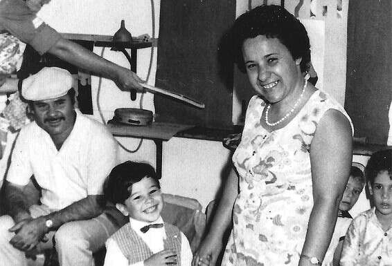 קובי בן ה־4 עם הוריו, תחילת שנות ה־70. "חלמתי לנצח את דיסני באנימציה" // צילום: מהאלבום הפרטי