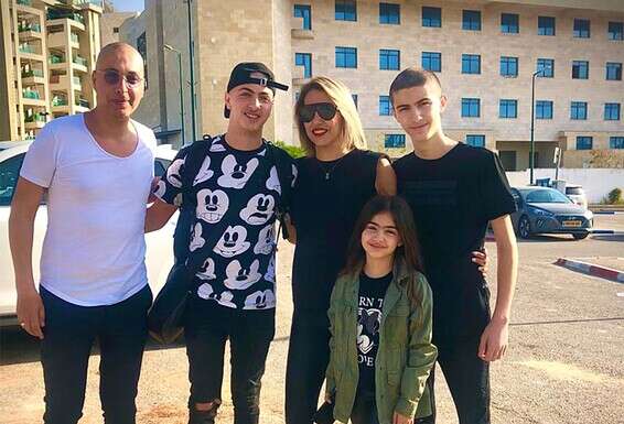 "משפחה ובית זה עסק לכל דבר". עם אשתו מלי והילדים יהלי (מימין), איתי ולירי // צילום: מהאלבום הפרטי