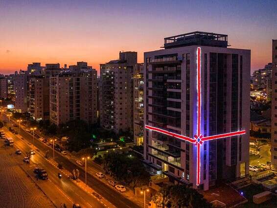 שיא ההפתעה. פרוייקט אאורה בחולון נמסר עם סרט המתנה הגדול בעולם // צילום: יח"צ