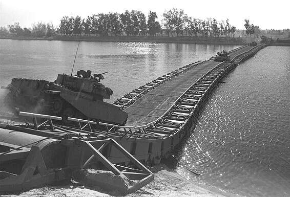 "אמרו לנו: 'מי שרואה שהוא עומד ליפול מהגשר, שיפיל את הטנק אל המים וימלט את עצמו'". טנקים של צה"ל צולחים את התעלה // צילום: רון אילן, לע"מ