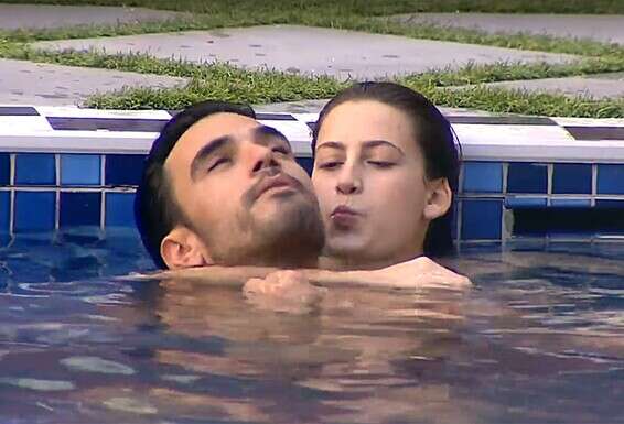 תום חיימוב (משמאל) וגל גברעם, במהלך העונה. בעבר נכנס משתתף לשירותים עם מטרייה