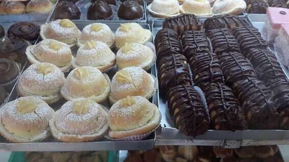 תור של קונים משתרך בפתח מאפיית נחום ובניו בימים שלפני חג המולד // צילום: יצחק נחום/נחום ובניו