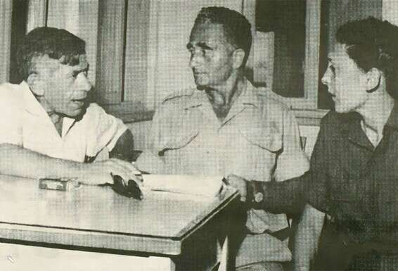 שותפה למהפכה. ראזק וז'וז'ט עם מרדכי אורן (משמאל), מראשי מפ"ם, קיבוץ הזורע, 1966  // צילום: שבועון הקיבוץ יד טבנקין