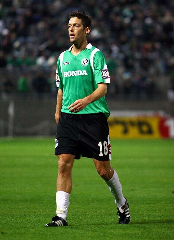 ככדורגלן, במדי מכבי חיפה // צילום: עמי שומן