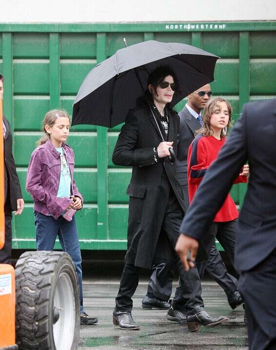 עם אבא מייקל ג'קסון בילדותה// צילום: ספלאשניוז