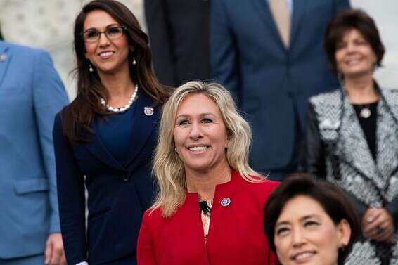 חברות הקונגרס מרג'ורי טיילור גרין (מרכז) ולורן בוברט (שמאל) // צילום: גטי אימג'יס