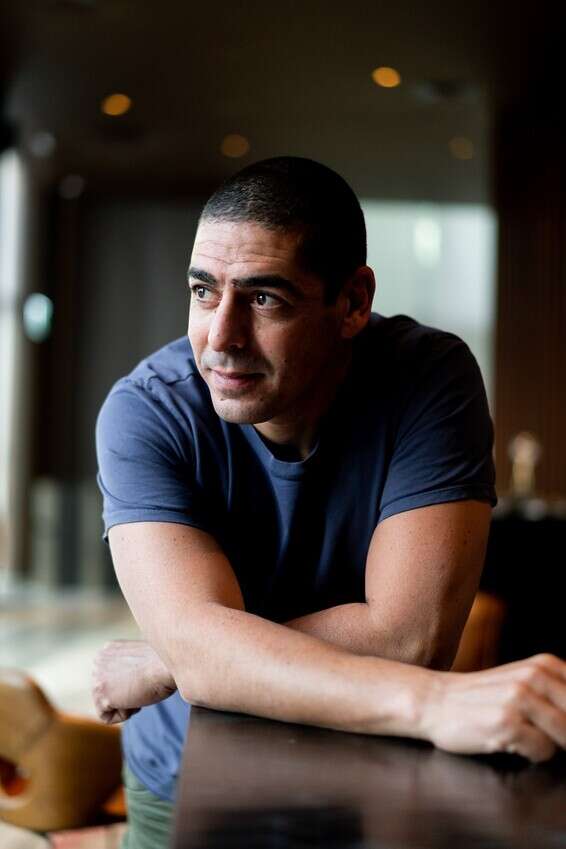 נטייל בין סיפורי סירים וריחות של בית. השף יוסי שטרית // צילום: אסף קרלה