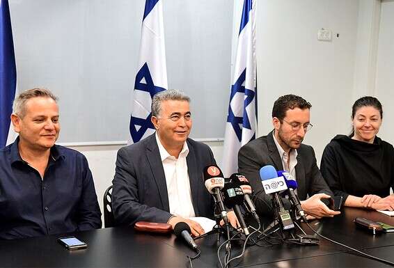 "עמיר פרץ ואיציק שמולי הם האכזבה הכי גדולה שלי בפוליטיקה". עם שמולי, פרץ וניצן הורוביץ, לפני הבחירות הקודמות