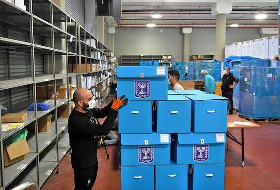 מכינים את הקלפיות. כמה יבואו לקלפי? צילום: יוסי זליגר