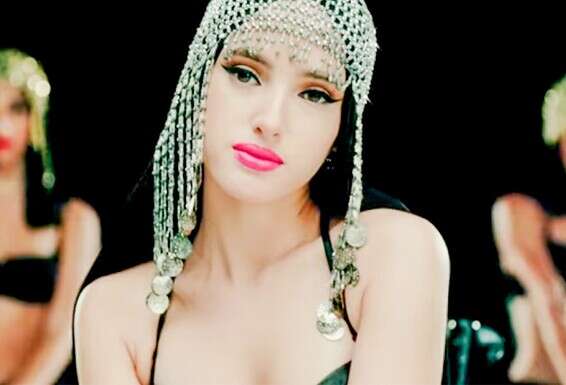 עדי ביטי בקליפ "חמסה חמסה", שעורר סערה. "מילים זולות, התנועות מגרות. גועל נפש!" // צילום: מתוך יוטיוב