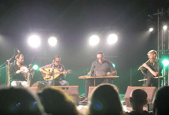 "החיבור שלנו בא מתוך זהויות שלמות, בלי ויתור על כלום". שרון (משמאל) עם ההרכב שהקים // צילום מתוך יוטיוב