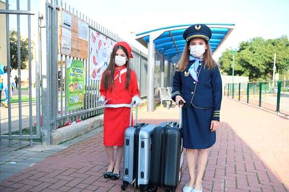 דיילות אוויר. טוב שיש תחפושות שיזכירו לנו כיצד הן נראות 