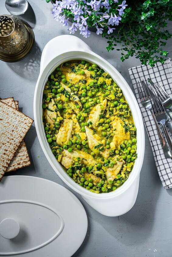 דג ים עם תבשיל של אפונה טרייה ושום ירוק // צילום: אסף קרלה