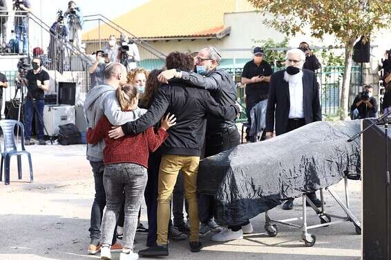 בני משפחתה של אסתר הורגן במסע הלווייתה, היום // צילום: מישל דוט קום