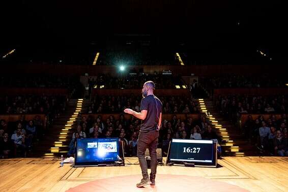 ההרצאות עברו לזום // צילום: אור קפלן
