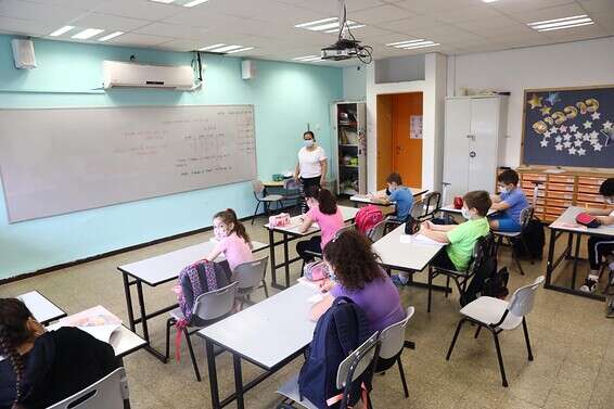 "כמה מהתלמידים שחזרו ללימודים, בביה"ס ע"ש יאנוש קורצ'ק בקריית מוצקין, היום // צילום: מישל דוט קום