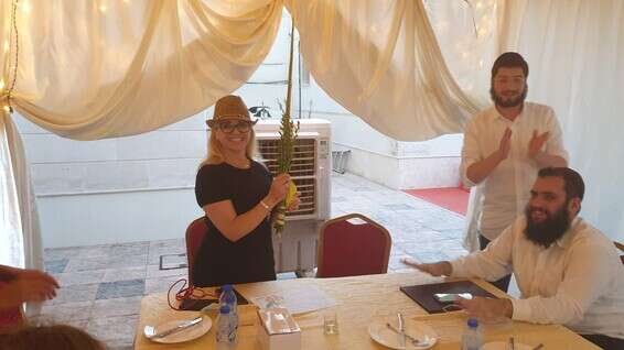 מברכים בסוכה בדובאי // צילום: אילת מאמו