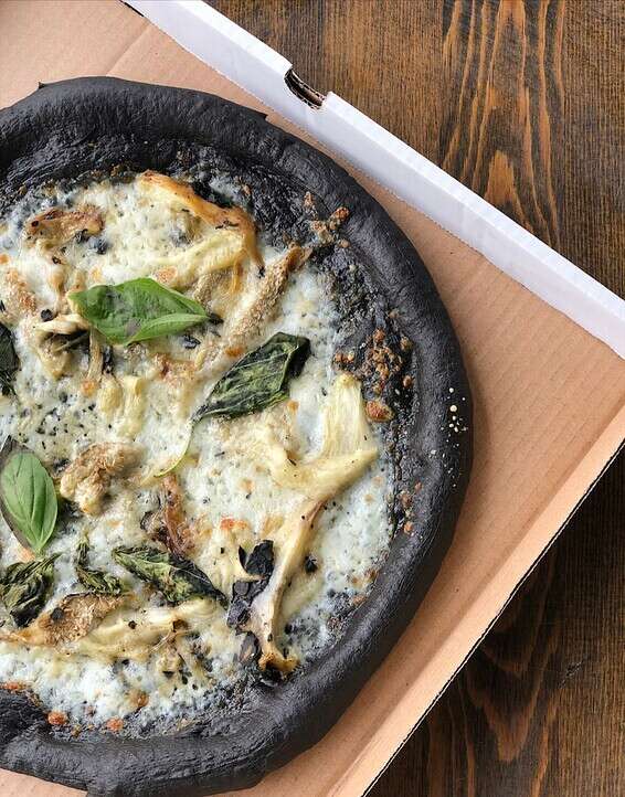 פיצה עם בצק שחור // צילום: ספיר קוסה