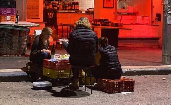 יושבים על ארגזים בחיפה // צילום: רוית דנינו