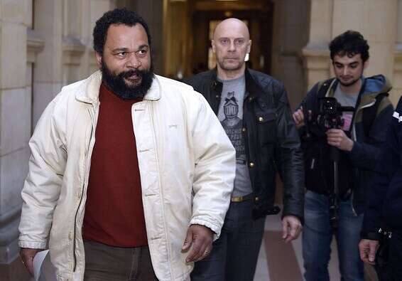 דיידונה מ'באלה מ'באלה, משמאל, ואלן סורל, מגיעים לבית המשפט בפאריז לקראת משפטו של סורל באשמת הסתה לשנאת יהודים, 12 במרס 2015 // צילום: Loic Venance/AFP דרך Getty Images