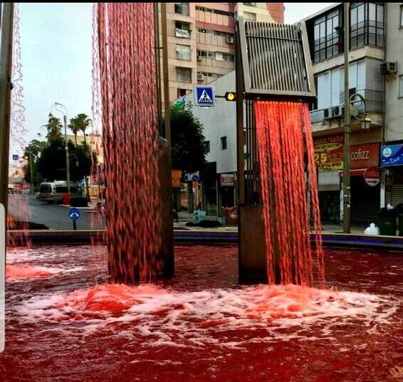 "דם מלאכותי" במזרקה בפתח תקווה