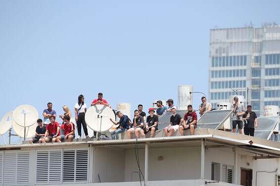 האוהדים האמיצים על הגגות // צילום: באדיבות הפועל תל אביב
