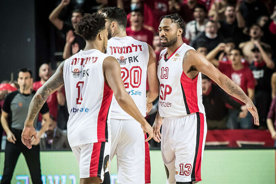 שחקני הפועל חוגגים, אתמול בדרייב אין , עודד קרני