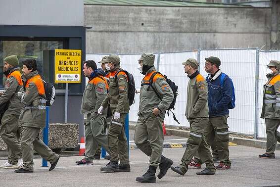 אנשי חי להרפואה השווצרי בז'נבה // צילום: רויטרס
