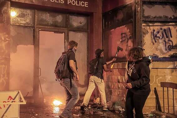 הפגנות ברחבי מיניאפוליס הלילה // צילום: רויטרס