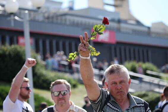 מפגינים לאור יום בבלארוס // צילום: רויטרס