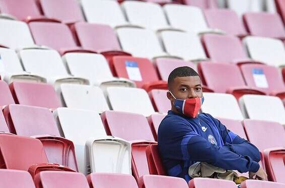 אמבפה על הספסל. נכנס ובישל את שער הניצחון // צילום: גטי אימג'ס