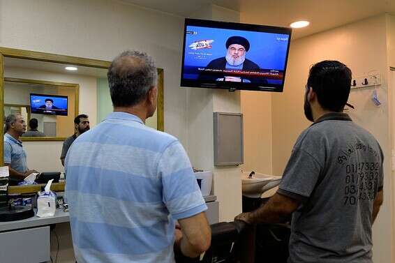 תושבים בלבנון צופים בנאום // צילום: אי.פי.איי