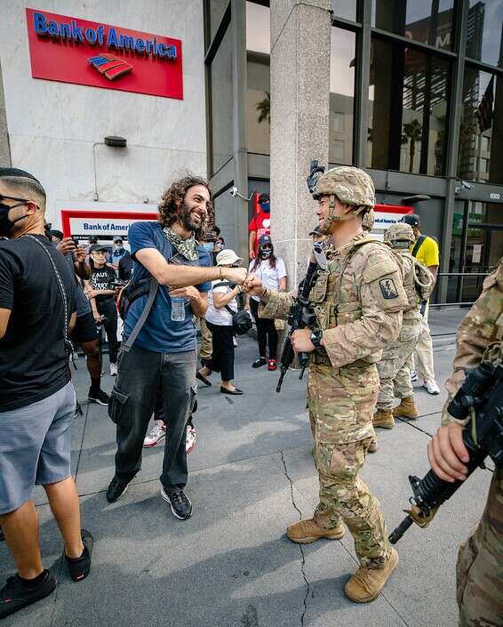   מתן מלינגר עם חייל אמריקני בהפגנה // צילום: כריסטופר בלרדז