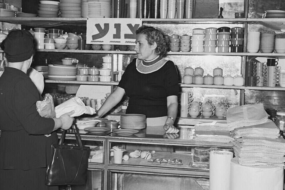 חנות בתל אביב, 1951. "רוב המשכורת הולך למסים ולהוצאות" , פריץ כהן