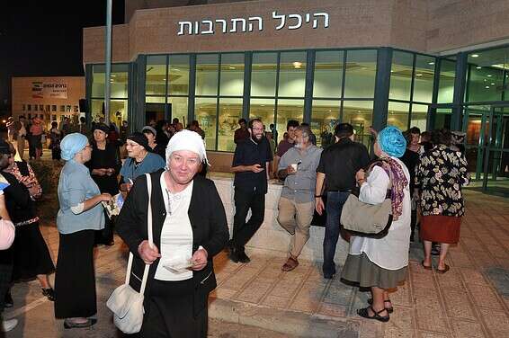 צופים מגיעים להופעה בהיכל התרבות בקריית ארבע // צילום: יואב ארי דודקביץ