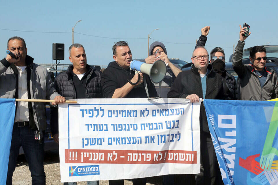 מפגינים מול ביתו של לפיד. "דורשים את הפעימה שנעלמה" , גדעון מרקוביץ'
