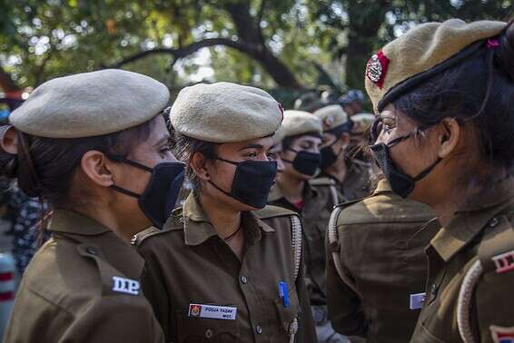 שוטרות הודיות נערכות לאכיפת העוצר // צילום: רויטרס