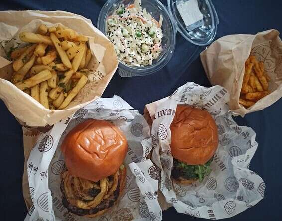 ההמבורגר של "ליטל ברגר שופ" // צילום: שמעון יעיש